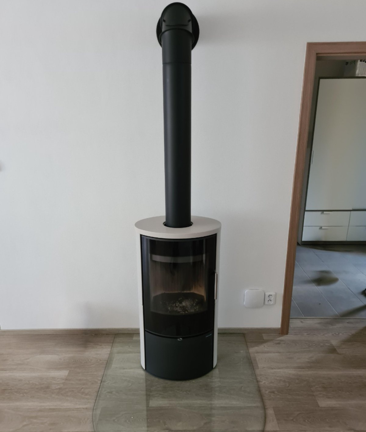 Montáž kamen, kouřovodu a skla pod kamna
