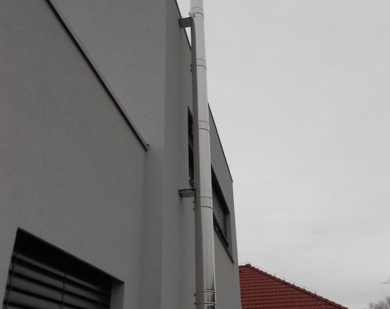 Instalace nerezového komína na fasádě RD - Brno