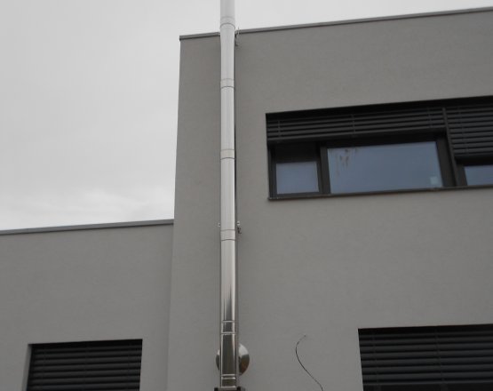 Instalace nerezového komína na fasádě RD - Brno