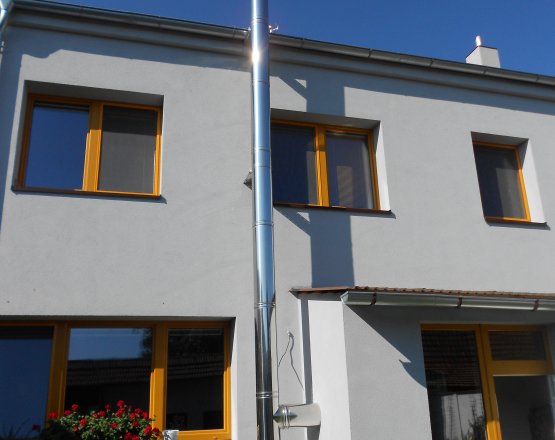 Montáž nerezového komína na fasádě RD - Židlochovice